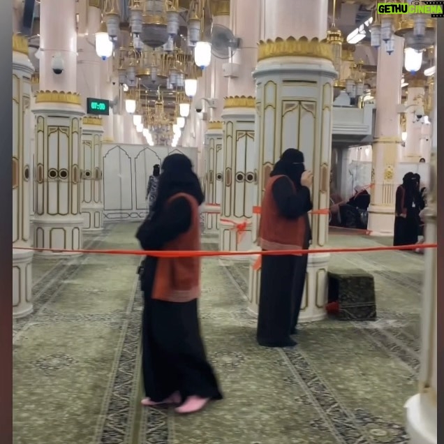 Umie Aida Instagram - Cinta membuat setiap sesuatu yg sukar tidak terasa , yang penat akan jadi indah. Ziarah memainkan peranan penting kerana tak kenal maka tak cinta. Tapi bila kita ziarah sirah Rasullullah SAW , dengan izinNya hati kita akn lahir rasa cinta kebesaran Allah SWT , cinta Rasullullah SAW , cinta para sahabat , rasa perjuangan mereka , betapa susahnya perjuangan Rasullullah SAW & para sahabat utk menyebarkan islam. Ketaatan pada Allah SWT. Sebelum ini kita hanya mendengar kisah 3 perang besar Islam perang Uhud , perang Badar & perang Khandar . Tapi bila kita ditempat kejadian dan mendengar sendiri dari mutawif .. Allahuakbar.. air mata pasti berjurai2 , biarpun berkali2 dtg ziarah tapi rasa yang Allah berikan sukar dijelaskan. Raudah ~ sekarang agak sukar utk masuk raudah. Setahun hanya sekali utk yg membuat umrah. Tapi kalau rezeki lebih, ada jemaah yg tak sihat maka kita boleh gantikan jemaah tersebut. Selalunya jemaah dari indonesia ( group ramai) akan ada extra utk kita join. Tempat beratur utk masuk Raudah dikawasan gate 360. Ini yang ada surat tasreh atau nusuk sahaja. Apps Nusuk memang traffic jam akan sentiasa penuh.. tapi kena extra usaha setiap 12tghari waktu saudi refresh kan. InsyaAllah.. pasti ada slot. Kena cepat2. Dan sekiranya tidak dpt surat & nusuk kerana penuh , masuklah pintu 32. Pintu 32 dibuka siang dan malam. Disitu boleh nampak sedikit makam Rasullullah saw. Dan boleh berlama-lama dan masuk setiap hari. Cuma raudah bukan di pintu ini. Bila rezeki dapat masuk ke raudah, cubalah sedaya upaya solat di kawasan raudah. Selesai solat & berdoa terus bangun utk beri ruang kpd jemaah lain. Tiang yang saya post ini. Kerana ustazah saya nampak beberapa kali jemaah hanya solat diluar kawasan raudah. Bila selesai mereka disuruh keluar. Kalau dulu ada tulis tiang taubat , tiang aisyah tapi skg nama2 tulisan di tiang itu telah dicabut. Apapun banyakkan selawat .. InsyaAllah.. Allah permudahkan dan dlm RedhoNya Allah SWT. Bersyukur dan redho dengan rezeki yang telah ditentukanNya. Semoga Allah berikan rezeki ketanah suci tahun ini kepada yang belum pernah mengerjakan umrah&Haji , Aamiiin.. #madinah @tridtravel
