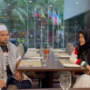 Umie Aida Instagram - Allahuakbar…apa yang mampu kita lakukan saat ini ? Suara2 besar dunia bertindaklah dengan segera. Bersatulah demi menegakkan hak palestine ! Kita yang kerdil ini jgn putus asa.. Teruskan menyalurkan bantuan buat palestine. Salurkan bantuan ke tabung @cintagazamalaysia . Dan semoga kerajaan malaysia menyarankan setiap hari solat hajat di setiap masjid dengan berjemaah. Dan bacaan Yassin disetiap station tv dan radio . Doa senjata bagi orang yang beriman. InsyaAllah.. Allah pasti balas atas kekejaman si pecut ! #freepalestine #bersatulahmalaysia