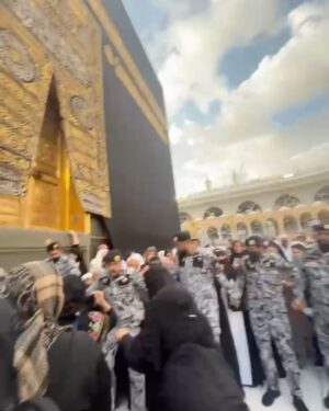 Umie Aida Instagram - Ya Allah, tambahkan kemuliaan, keagungan, kehormatan, dan kehebatan pada Baitullah ini. tambahkan juga kemuliaan, kehormatan, keagungan, dan kebaikan untuk orang-orang berhaji atau berumrah yang memuliakan dan menghormati Kaabah. Aamiiin.  Setiap 1jam sebelum masuk waktu solat fardu , kawasan depan kabaah utk Muslimat ( 20mins) InsyaAllah rezeki dpt cium Hajarul Aswad , berdoa depan Mutazam & pegang kabaah tanpa bertolak2 dgn kaum lelaki.  Sebaik2nya kaum wanita gunakan waktu utk muslimat sahaja.. supaya tak bertolak2 dgn lelaki. Dan untuk solat dihijir Ismail hanya dibuka sekali sehari utk muslimat, iaitu di waktu 7pagi. Sebaiknya lepas subuh lakukan sunat tawaf dan selesai tawaf terus beratur di kawasan hijir ismail. ( berhati-hati sekiranya ada yg offerkan diri utk bantu cium hajarul aswad ( berebut2 dgn lelaki) kerana mereka akan kenakan bayaran. Kalau tak silap lebih kurang rm300. #mekah @tridtravel