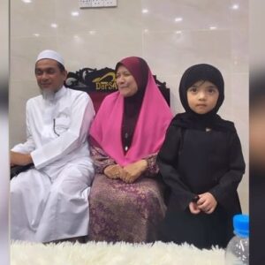 Umie Aida Instagram - Kalau turun kedah pasti akan singgah rumah kedua kami. 🥰 Terima Kasih Tuan Guru dan Ummi Mahani  sekeluarga yang sudi menerima rombongan besar kami.  Alhamdulilah.. buat doa selamat utk bdy erma. Terkejut dia.. bila Tuan Guru panggil berdiri nak tegur sikit. Rupanya tuan guru wish bdy. Terima kasih Tuan Guru , Ummi Mahani dan Danie 💝
