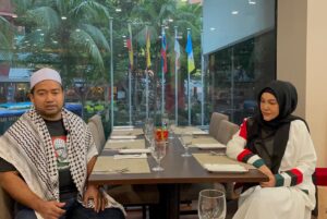 Umie Aida Instagram - Allahuakbar…apa yang mampu kita lakukan saat ini ? Suara2 besar dunia bertindaklah dengan segera. Bersatulah demi menegakkan hak palestine ! Kita yang kerdil ini jgn putus asa.. Teruskan menyalurkan bantuan buat palestine. Salurkan bantuan ke tabung @cintagazamalaysia . Dan semoga kerajaan malaysia menyarankan setiap hari solat hajat di setiap masjid dengan berjemaah. Dan bacaan Yassin disetiap station tv dan radio . Doa senjata bagi orang yang beriman. InsyaAllah.. Allah pasti balas atas kekejaman si pecut ! #freepalestine #bersatulahmalaysia