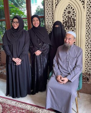 Umie Aida Instagram - Alhamdulilah.. rezeki dapat bersama @uaioriginal