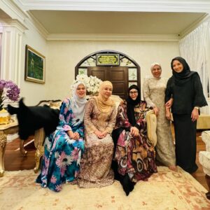 Umie Aida Instagram - Bila jarang posing jadi lagu ni ler .. 🥴