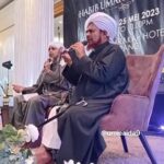 Umie Aida Instagram - Bismillahirrahmanirrahim. Alhamdulilah atas kurniaanNya buat warga seni dpt bersama-sama Ulama2 yang disegani dalam satu majlis. Kehadiran Habib Umar , Habib Ali dan Habib2 dari Indonesia dalam satu majlis adalah seperti mimpi. Kenapa ada majlis khusus buat warga seni? Hanya Allah sahaja yang tahu.Perancangan Allah tiada siapa mampu menidakkannya. Allah langsungkan tarbiah Habib Umar direct buat kami semua. Kita dapat rasakan kehadiran Habib Umar penuh ikhlas & kasih sayang dlm menyampaikan ilmu dan menjwp setiap soalan yg diajukan. Tidak ada keluar dari mulut Habib perkataan Haram.. ahli neraka buat kami. Habib menyantun kami dgn kasih sayang ,menyuruh kita menjaga hubungan dengan Allah.. lakukan kewajiban kita sebagai hambaNya, menjaga org tua , anak kecil , jiran dan org sekeliling kita. ( menjaga hubangan dgn Allah dan menjaga hubungan dgn manusia) Sebarkan kebaikkan dan berdoa.. kerana Taufiq dan Hidayah milikNya. InsyaAllah.. sekecil2 kebaikkan yg kita lakukan dgn ikhlas , Allah akn tarik kita kejlnNyA. MasyaAllah.. Allah rezeki lagi kami doa munajat. Allahuakbar.. segala puji bagiMu. Terima kasih @habibalizaenalalhamid amanahkan @ermafatima utk menjayakan majlis warga seni.Majlis yang penuh barokah pasti memberi impak positive dalam kehidupan kami selepas ini. Semoga usaha ini diteruskan buat warga seni. #cinta #ahlulbayt #majlisilmu #doamunajat