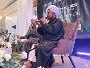 Umie Aida Instagram - Bismillahirrahmanirrahim. Alhamdulilah atas kurniaanNya buat warga seni dpt bersama-sama Ulama2 yang disegani dalam satu majlis. Kehadiran Habib Umar , Habib Ali dan Habib2 dari Indonesia dalam satu majlis adalah seperti mimpi. Kenapa ada majlis khusus buat warga seni? Hanya Allah sahaja yang tahu.Perancangan Allah tiada siapa mampu menidakkannya. Allah langsungkan tarbiah Habib Umar direct buat kami semua. Kita dapat rasakan kehadiran Habib Umar penuh ikhlas & kasih sayang dlm menyampaikan ilmu dan menjwp setiap soalan yg diajukan. Tidak ada keluar dari mulut Habib perkataan Haram.. ahli neraka buat kami. Habib menyantun kami dgn kasih sayang ,menyuruh kita menjaga hubungan dengan Allah.. lakukan kewajiban kita sebagai hambaNya, menjaga org tua , anak kecil , jiran  dan org sekeliling kita. ( menjaga hubangan dgn Allah dan menjaga hubungan dgn manusia) Sebarkan kebaikkan dan berdoa.. kerana Taufiq dan Hidayah milikNya. InsyaAllah.. sekecil2 kebaikkan yg kita lakukan dgn ikhlas , Allah akn tarik kita kejlnNyA. MasyaAllah.. Allah rezeki lagi kami doa munajat. Allahuakbar.. segala puji bagiMu. Terima kasih @habibalizaenalalhamid amanahkan @ermafatima utk menjayakan majlis warga seni.Majlis yang penuh barokah pasti memberi impak positive dalam kehidupan kami selepas ini. Semoga usaha ini diteruskan buat warga seni. #cinta #ahlulbayt #majlisilmu #doamunajat