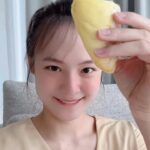 Ungsumalynn Sirapatsakmetha Instagram - ขอบคุณพี่แดนที่พยายามเรียนรู้สิ่งใหม่เพื่อทำให้หนูมีความสุขในทุกๆวันนะคะ😘 ครั้งที่แล้วโดนหนามทุเรียนตำนิิวระบมเลย น่าจ๋งจ๋าน😭 แต่ครั้งนี้แกะสวยสุดๆไปเลยค่าา👏🏻🤩