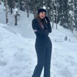 Unika Ray Instagram - Snowflakes are kisses from heaven ❄️ #unika #kashmir #gulmarg #travelphotography #kashmirphotographers #naturelovers #snow #snowday