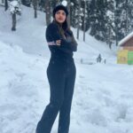 Unika Ray Instagram - Snowflakes are kisses from heaven ❄️ #unika #kashmir #gulmarg #travelphotography #kashmirphotographers #naturelovers #snow #snowday