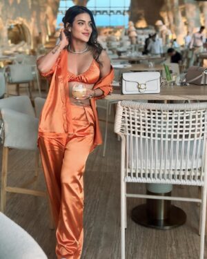 Unika Ray Instagram - I carry your heart with me ❤️

#unika #love #bastian #date #datenight #outfit #instagood #oftd #classy