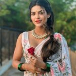 Unika Ray Instagram - कुछ यूँ मिली नज़र तुमसे की बाक़ी सब नज़रअंदाज़ हो गये 💞 Saree from @shriimant.official #unika #saree #sareestory #love