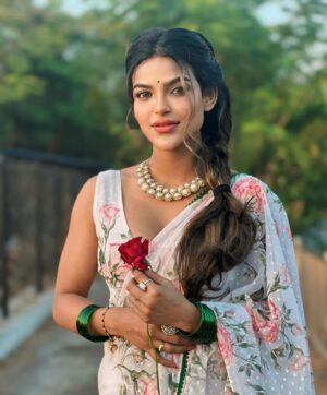 Unika Ray Instagram - कुछ यूँ मिली नज़र तुमसे की बाक़ी सब नज़रअंदाज़ हो गये 💞

Saree from @shriimant.official 

#unika #saree #sareestory #love
