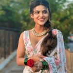 Unika Ray Instagram - कुछ यूँ मिली नज़र तुमसे की बाक़ी सब नज़रअंदाज़ हो गये 💞 Saree from @shriimant.official #unika #saree #sareestory #love