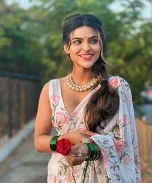 Unika Ray Instagram - कुछ यूँ मिली नज़र तुमसे की बाक़ी सब नज़रअंदाज़ हो गये 💞

Saree from @shriimant.official 

#unika #saree #sareestory #love