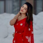 Unika Ray Instagram – कोरा काग़ज़ था ये मन मेरा लिख  लिया नाम इस पे तेरा✍🏻

#unika #indian #snow #love #instagram #saree
