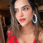 Unika Ray Instagram – कोरा काग़ज़ था ये मन मेरा लिख  लिया नाम इस पे तेरा✍🏻

#unika #indian #snow #love #instagram #saree