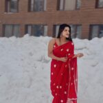 Unika Ray Instagram – कोरा काग़ज़ था ये मन मेरा लिख  लिया नाम इस पे तेरा✍🏻

#unika #indian #snow #love #instagram #saree