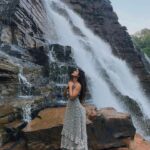 Unika Ray Instagram - तुम्हें जानने कि ख्वाहिश है,पाने की ज़िद्द नहीं 🍀 #unika #love #nature #waterfall #waterfallphotography