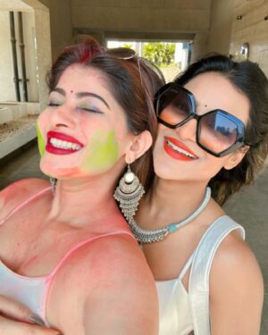 Unika Ray Instagram - Holi party🎨

#unika #love #familytime #friends #frienslikefamily #holi #holievent #holifestival