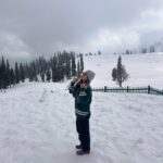 Unika Ray Instagram - Lafzon me tera zikr nahi,par yaadon me tera shor hai❄️ #unika #kashmir #love #gulmarg #travelling #snow