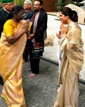 Upasana Kamineni Instagram - Was indeed a pleasure meeting the Honourable President of India Smt.Droupadi Murmu Ji with my daughter KlinKaara Konidela at the @heartfulness - Global Spirituality Mahotsav for inner & world peace today. 
Thank you @kamleshdaaji ji, u really make the world a better place. I just had to bring my baby to experience & embrace all the positivity.