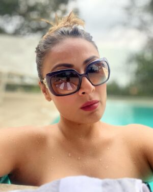 Urvashi Dholakia Instagram - Just another day being a Fool for the Pool 😘🩱 
:
:
#urvashidholakia #summer #heat #pool #time #candid #selfie #lifeisgood #girlstrip #lovingit #travel #staycation #😘