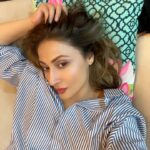 Urvashi Dholakia Instagram - With or Without specs 🤓 ?? What say?? #hehe #fun #post : : #urvashidholakia #candid #selfie #selflove #😘