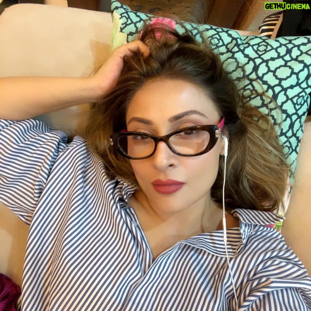 Urvashi Dholakia Instagram - With or Without specs 🤓 ?? What say?? #hehe #fun #post : : #urvashidholakia #candid #selfie #selflove #😘