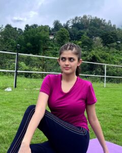 Urvi Singh Instagram - Mai aur meri crushed ki टोली , Like karo warna mar dungi गोली II #Crushed #CrushedOnAmazonminiTV