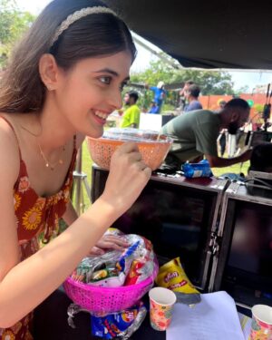 Urvi Singh Instagram - Mai aur meri crushed ki टोली ,
Like karo warna mar dungi गोली II

#Crushed #CrushedOnAmazonminiTV