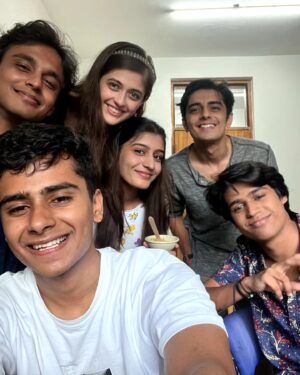 Urvi Singh Instagram - Mai aur meri crushed ki टोली ,
Like karo warna mar dungi गोली II

#Crushed #CrushedOnAmazonminiTV