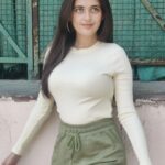 Urvi Singh Instagram – My soulmate is out there, pushing a pull door…I just know it😓.