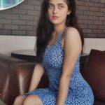 Urvi Singh Instagram - An apple a day keeps anyone away,if you throw it hard enough.🍎🍏