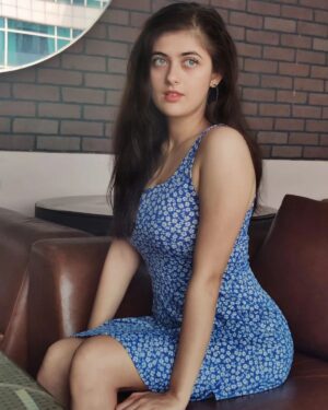 Urvi Singh Instagram - An apple a day keeps anyone away,if you throw it hard enough.🍎🍏