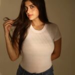 Urvi Singh Instagram - There is side view, rear view and what else ? I loview🫣 📸. - @mk_click2