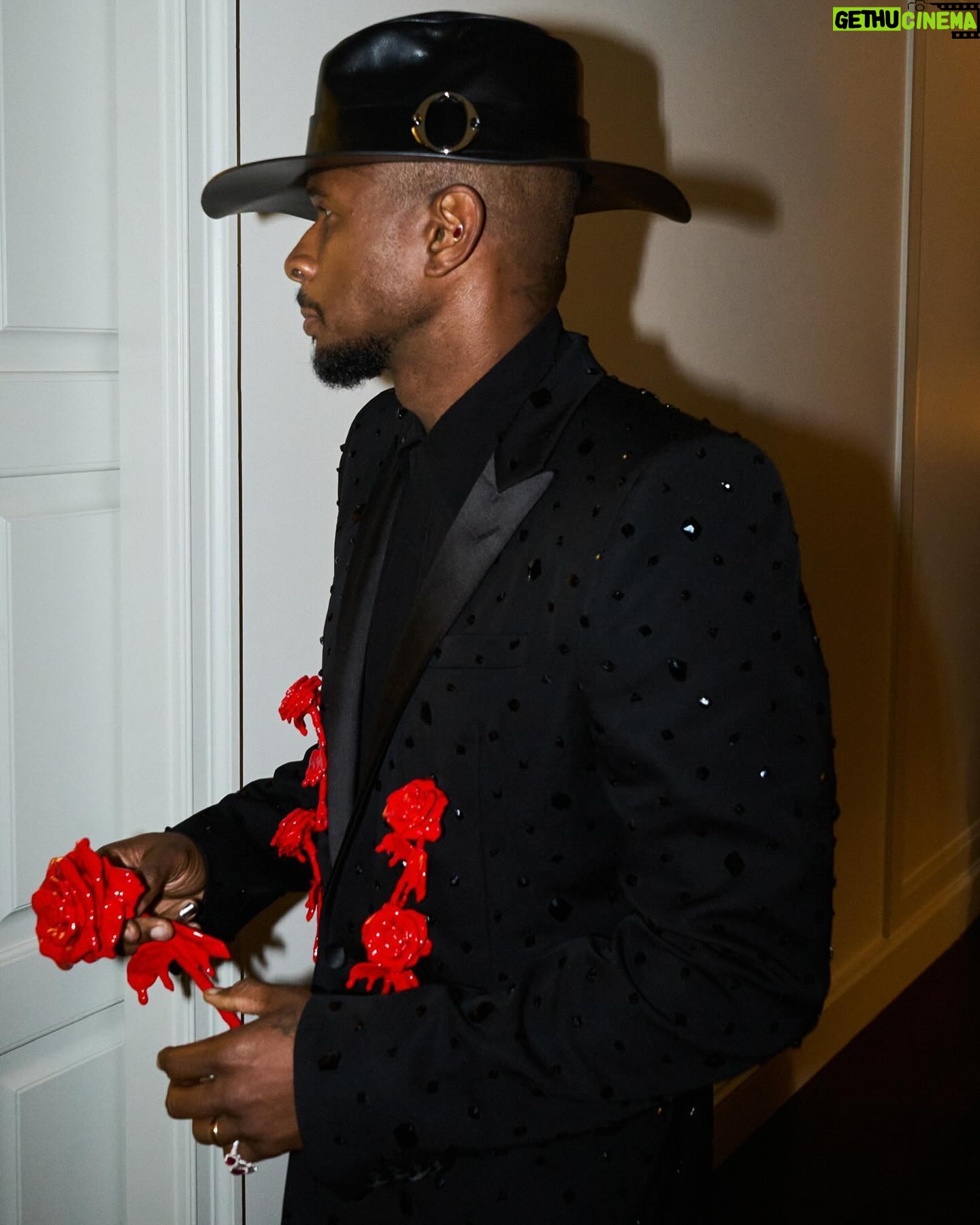 Usher Instagram - CUSTOM-MADE ALEXANDER MCQUEEN by SEÁN MCGIRR 🌹#MetGala #ReawakeningFashion