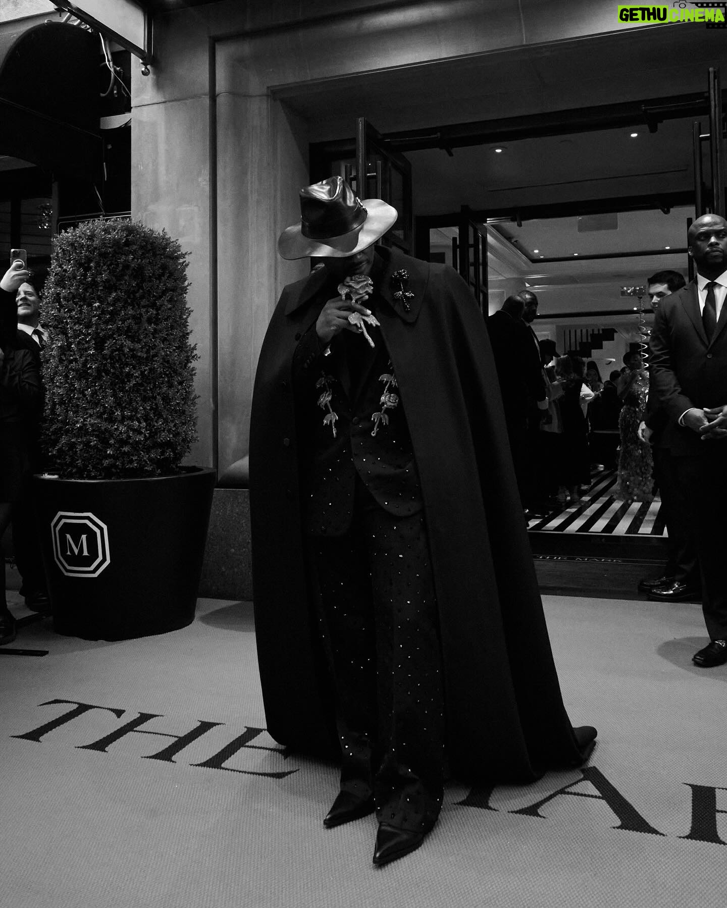 Usher Instagram - CUSTOM-MADE ALEXANDER MCQUEEN by SEÁN MCGIRR 🌹#MetGala #ReawakeningFashion