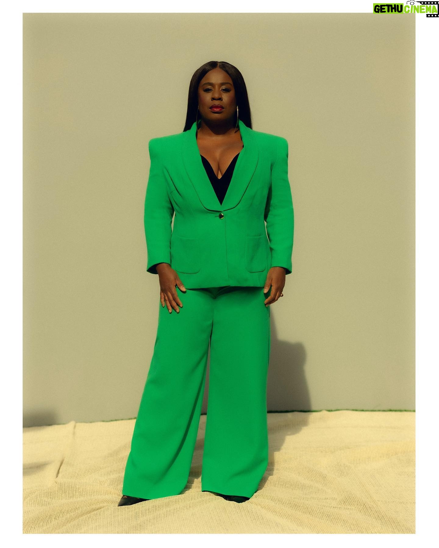 Uzo Aduba Instagram - Lightyear Green ππ©πΎβπ Stylist: @shionat Hair: @hairbyromorgan Makeup: @janicekinjo Suit: @sergiohudson Shoes: @moschino Earrings: @jenniferfisherjewelry Ring: @ireneneuwirth Photographer: @kanyaiwana