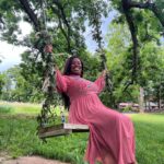 Uzo Aduba Instagram - Swinging into Summer JOYFUL!!! Excited to be OUTSIDE, warm, experience all the love in the air, and ready for all that comes with a new season. Hope you guys are enjoying your day today wherever you are:). ps I kinda feel like I need a tree swing now. 🌸🌸☀️