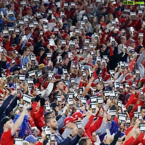 Uzo Aduba Instagram - Cancer affects us all. I am so inspired to see so many Standing Up together during @SU2C’s placard moment with @FLOTUS at the @MLB #WorldSeries #CancerMoonshot⚾️ ❤️🧡💛 Repost from @su2c • It fills our hearts to see @Phillies and @AstrosBaseball players and fans Standing Up - united - in support for those affected by cancer. ❤️ A special thank you to @FLOTUS and all those who honored a loved one during Game 4 of the @MLB #WorldSeries. Let’s continue to #StandUpToCancer together.