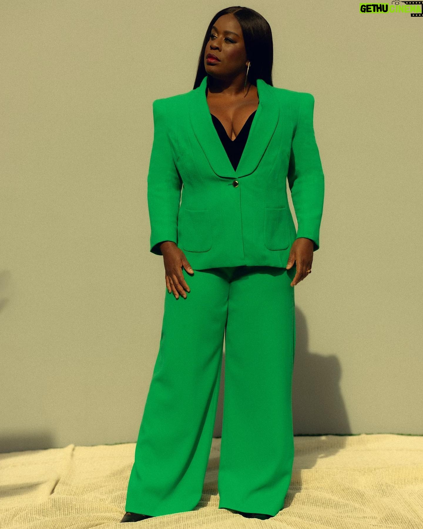 Uzo Aduba Instagram - Lightyear Green ππ©πΎβπ Stylist: @shionat Hair: @hairbyromorgan Makeup: @janicekinjo Suit: @sergiohudson Shoes: @moschino Earrings: @jenniferfisherjewelry Ring: @ireneneuwirth Photographer: @kanyaiwana