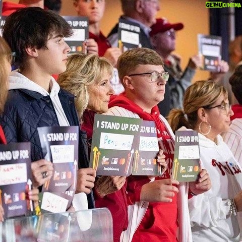 Uzo Aduba Instagram - Cancer affects us all. I am so inspired to see so many Standing Up together during @SU2C’s placard moment with @FLOTUS at the @MLB #WorldSeries #CancerMoonshot⚾️ ❤️🧡💛 Repost from @su2c • It fills our hearts to see @Phillies and @AstrosBaseball players and fans Standing Up - united - in support for those affected by cancer. ❤️ A special thank you to @FLOTUS and all those who honored a loved one during Game 4 of the @MLB #WorldSeries. Let’s continue to #StandUpToCancer together.