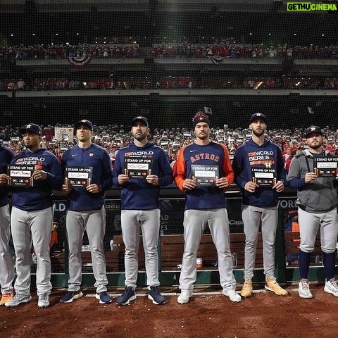 Uzo Aduba Instagram - Cancer affects us all. I am so inspired to see so many Standing Up together during @SU2C’s placard moment with @FLOTUS at the @MLB #WorldSeries #CancerMoonshot⚾️ ❤️🧡💛 Repost from @su2c • It fills our hearts to see @Phillies and @AstrosBaseball players and fans Standing Up - united - in support for those affected by cancer. ❤️ A special thank you to @FLOTUS and all those who honored a loved one during Game 4 of the @MLB #WorldSeries. Let’s continue to #StandUpToCancer together.