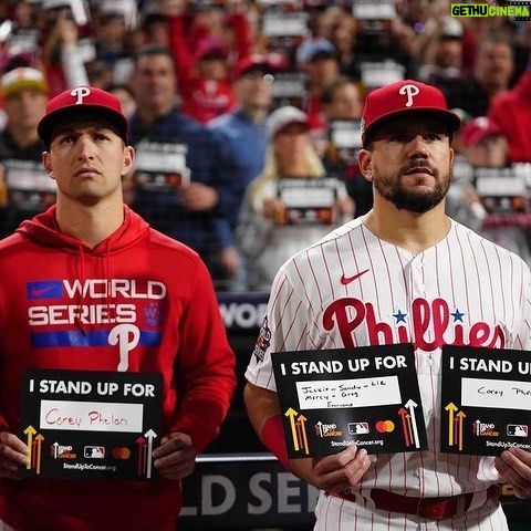 Uzo Aduba Instagram - Cancer affects us all. I am so inspired to see so many Standing Up together during @SU2C’s placard moment with @FLOTUS at the @MLB #WorldSeries #CancerMoonshot⚾️ ❤️🧡💛 Repost from @su2c • It fills our hearts to see @Phillies and @AstrosBaseball players and fans Standing Up - united - in support for those affected by cancer. ❤️ A special thank you to @FLOTUS and all those who honored a loved one during Game 4 of the @MLB #WorldSeries. Let’s continue to #StandUpToCancer together.