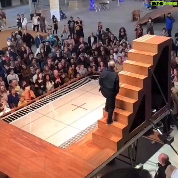 Uzo Aduba Instagram - Try to trust the leap. ❤️ #Repost @earthpix ・・・ @mathieustern got to experience this magnificent show in person of Yoann Bourgeois the world famous French dancer, choreographer, and artist. Watch as Yoann uses this staircase and trampoline in this soothing classical performance. Enjoy! 🎥 @mathieustern 👨🎨 @yoann_bourgeois 🎶 Sigur Rós - Olsen olsen