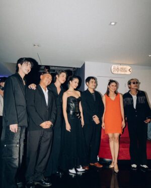 Vachirawit Chivaaree Instagram - I love this movieeee!!!! ขอบคุณทีมงานและนักแสดงทุกคนที่ปลุกปล้พเรื่องนี้มาด้วยกัน เหนื่อยมาก โหดมาก และภูมิใจมากๆ @waasuthep พี่แม่งโคตรเจ๋งคับ ขอบคุณที่ทำทุกอย่างออกมาได้ดีขนาดนี้คับ ส่วน @urassayas u're always be the only one for this role ดีใจและเป็นเกียรติที่ได้ร่วมงานด้วยสุดๆ See u next time sister🤍 

ps.ฝาก #เธอฟอร์แคช ด้วยนะค้าบ 25 เมษายนนี้ ทุกโรงภาพยนตร์ครับ🫡