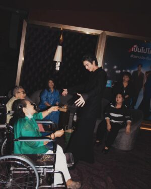 Vachirawit Chivaaree Instagram - I love this movieeee!!!! ขอบคุณทีมงานและนักแสดงทุกคนที่ปลุกปล้พเรื่องนี้มาด้วยกัน เหนื่อยมาก โหดมาก และภูมิใจมากๆ @waasuthep พี่แม่งโคตรเจ๋งคับ ขอบคุณที่ทำทุกอย่างออกมาได้ดีขนาดนี้คับ ส่วน @urassayas u're always be the only one for this role ดีใจและเป็นเกียรติที่ได้ร่วมงานด้วยสุดๆ See u next time sister🤍 

ps.ฝาก #เธอฟอร์แคช ด้วยนะค้าบ 25 เมษายนนี้ ทุกโรงภาพยนตร์ครับ🫡