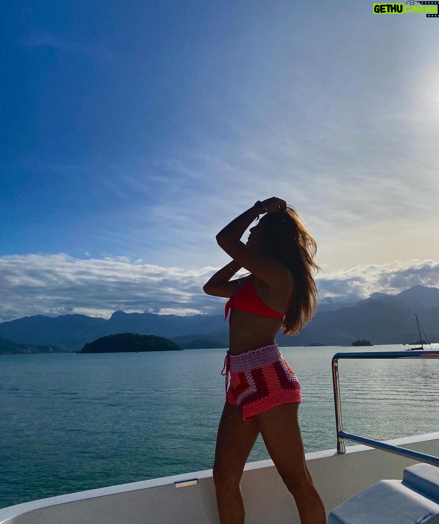 Valentina Oliveira Instagram - pure bliss🐚💦
