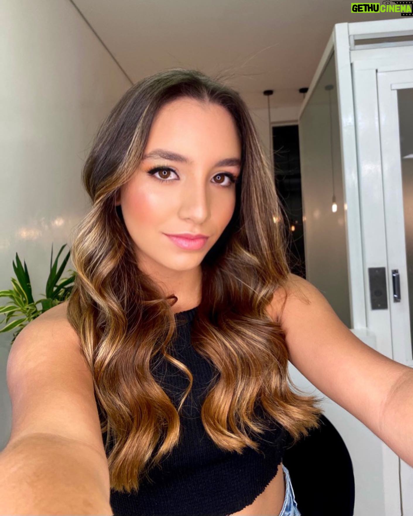 Valentina Oliveira - 1.2K Likes - Last nightβs lookπ Make perfeita by @ivonerais π
Hair by @gledson_nobrega1838 @1838jardimamerica