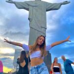 Valentina Oliveira Instagram - Começando 2022 no lugar mais iluminado com a melhores companhias do mundo🤍💫🙏🏻🙌🏻💖