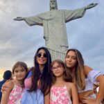 Valentina Oliveira Instagram - Começando 2022 no lugar mais iluminado com a melhores companhias do mundo🤍💫🙏🏻🙌🏻💖